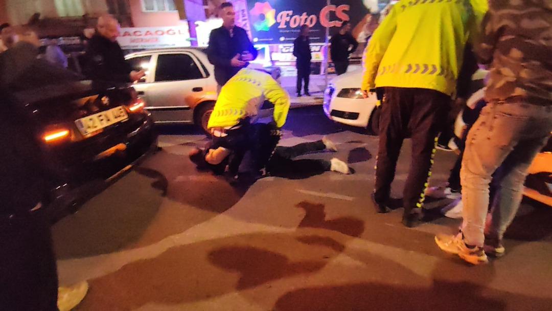 Yer: Aksaray! Alkollü sürücü, kimlik 2 isteyen polislere tekme atıp saldırdı