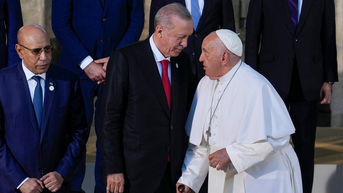 Erdoğan, Papa'yı dini değerlerle alay edilmeye karşı "birlikte hareket etmeye" davet etti