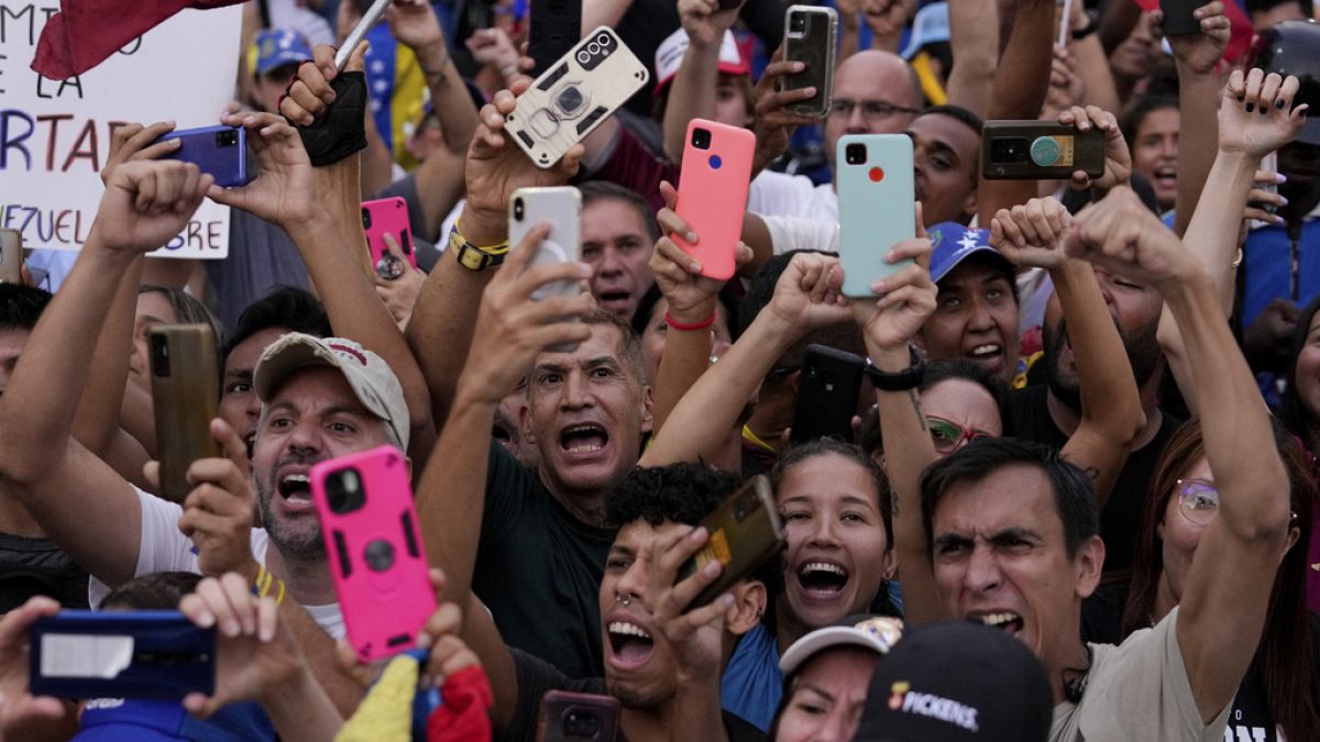 Video.  Venezuela'da cumhurbaşkanı adayları seçim kampanyalarını tamamladı