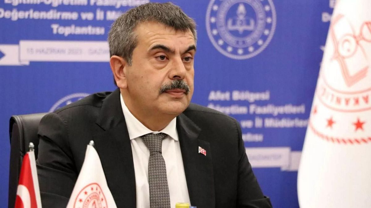 Milli Eğitim Bakanı, yönetmeliğe uymayan Fransız okulları hakkında işlem yapılacağını duyurdu.