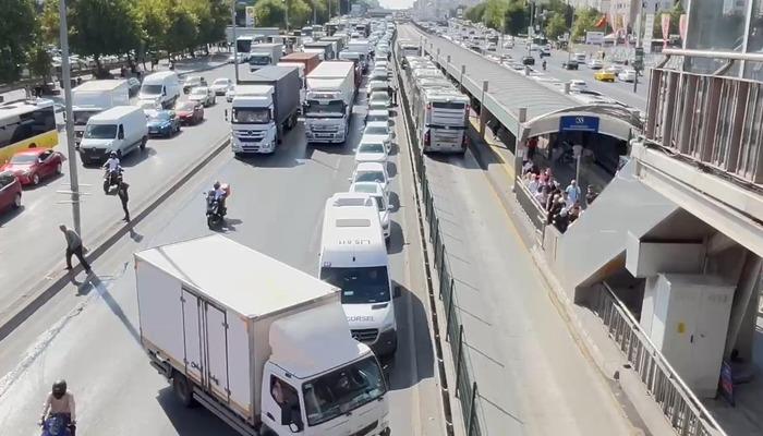 Son dakika |  D100'de kamyonla kaza!  Defalarca kaza yaptı, yan yol trafiğe kapatıldı