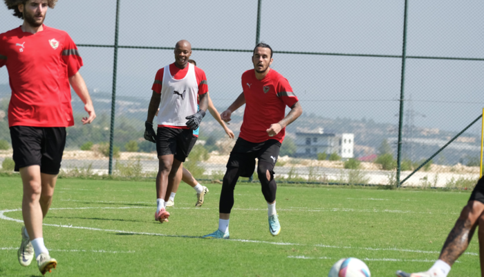 Hatayspor'un yeni teknik direktörü Rıza Çalımbay'dan eşi benzeri olmayan bir antrenman! Kaleciler forvetlere geçti... Hatayspor