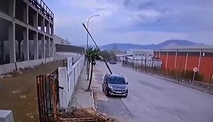 Bursa'da fırtınalı hava koşulları yürekleri sızlattı! Reklam tabelaları düştü, binadan demir parçaları uçtu...