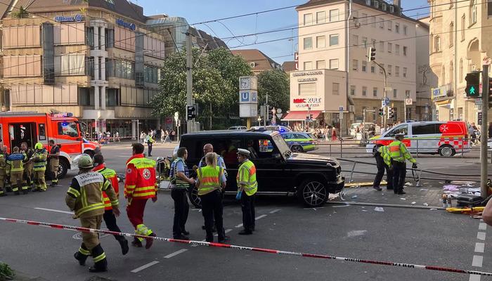 Almanya'nın Stuttgart kentinde bir araç kalabalığın arasına daldı... Çok sayıda yaralı var