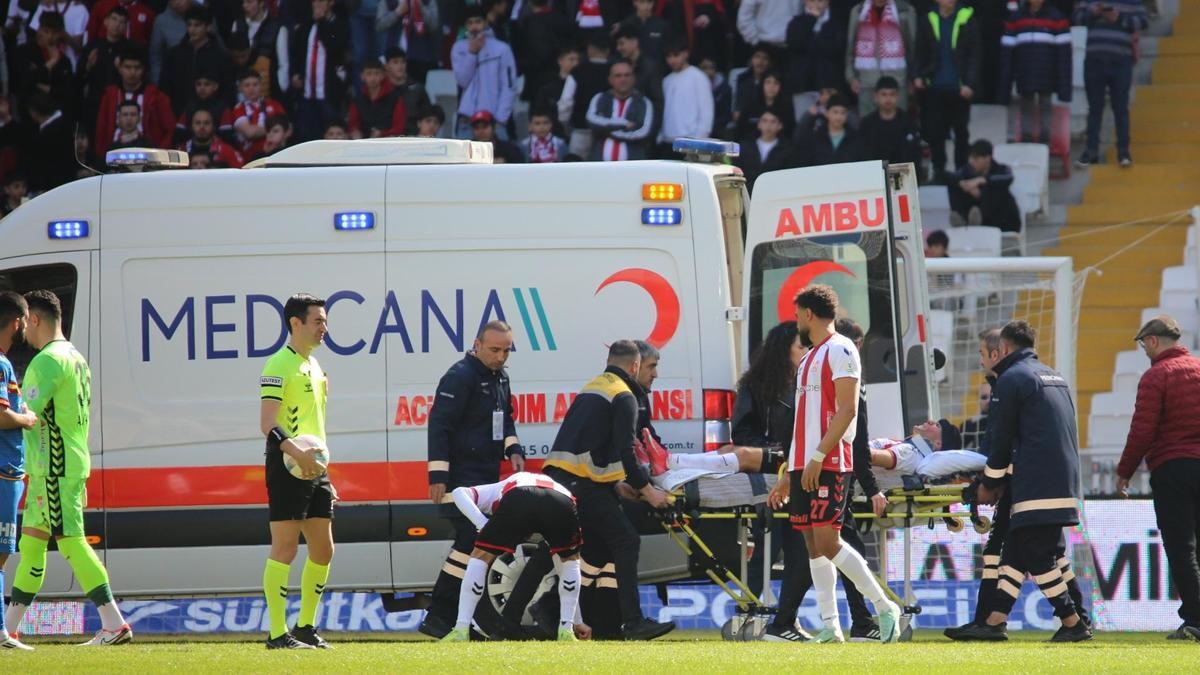 Önce Rey Manaj, sonra Simic! 2 Sivassport oyuncusu hastaneye kaldırıldı ...