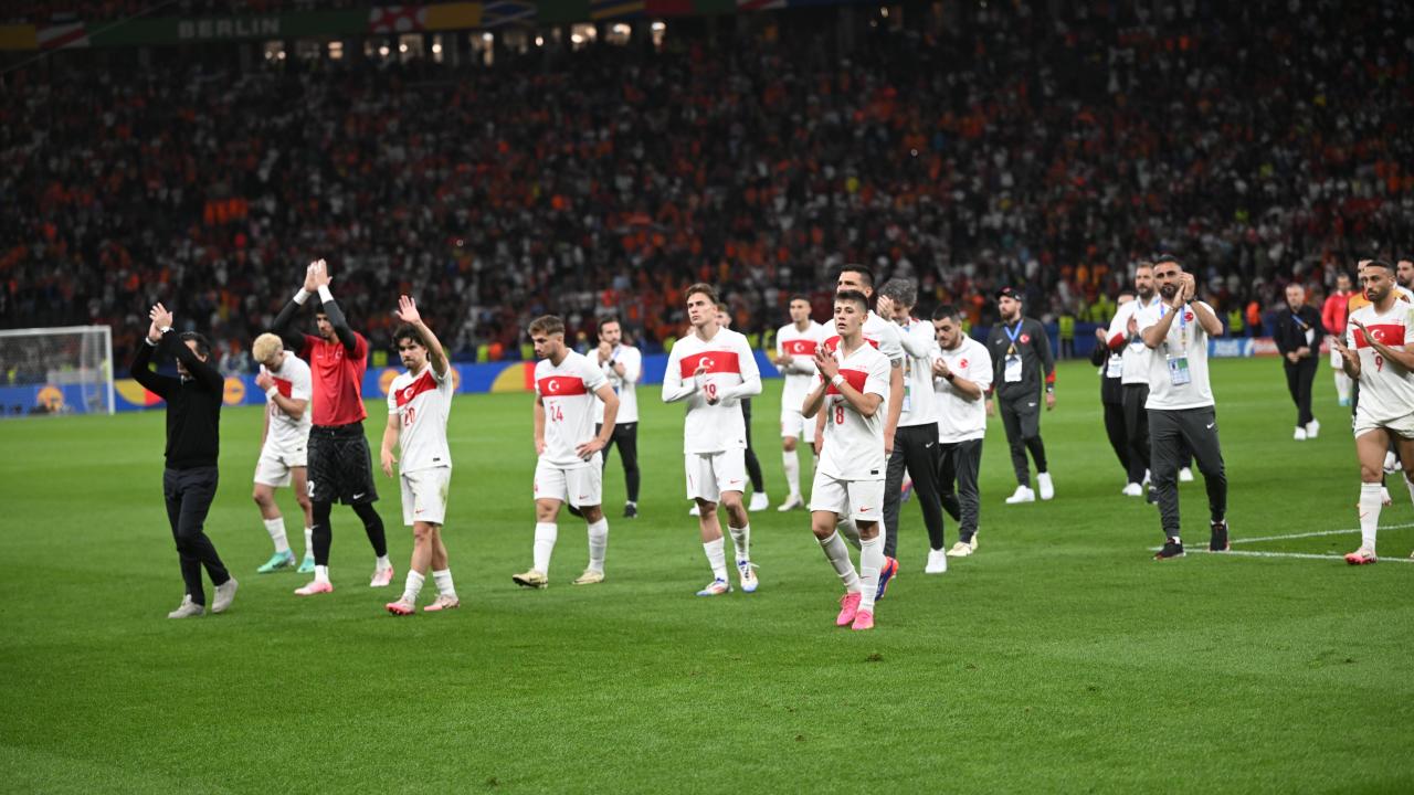 Avrupa Şampiyonası'na veda eden milli futbol takımını tebrikler devam etti.