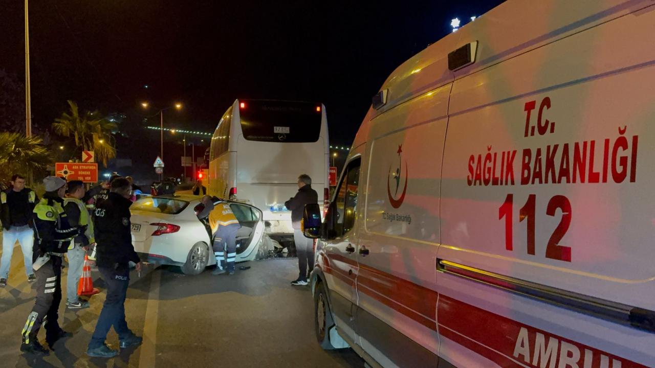 Aydın'da tur otobüsüne çarpan otomobildeki 1 kişi öldü