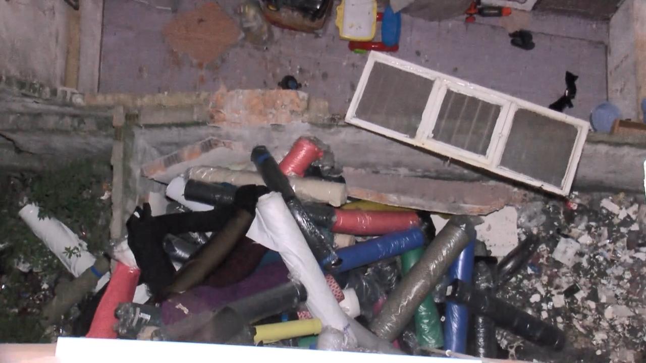 İstanbul'da bir apartmanın bodrum katının duvarı kısmen yıkıldı