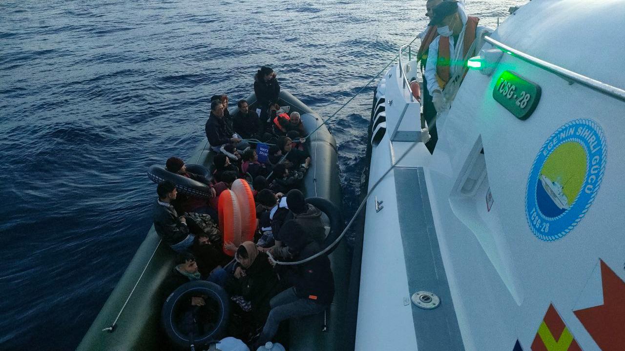 Çanakkale açıklarında 30 kaçak göçmen kurtarıldı