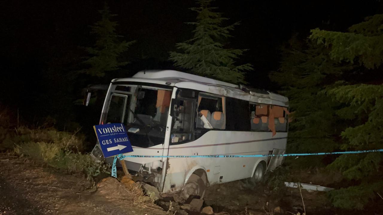 Eskişehir'de midibüs yoldan çıktı: 14 polis yaralandı