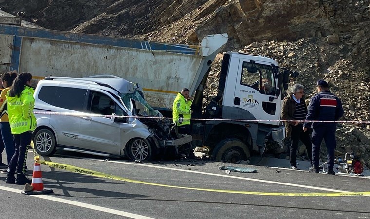 Gökçeada'da kamyon ile ticari araç kafa kafaya çarpıştı: 1 kişi hayatını kaybetti