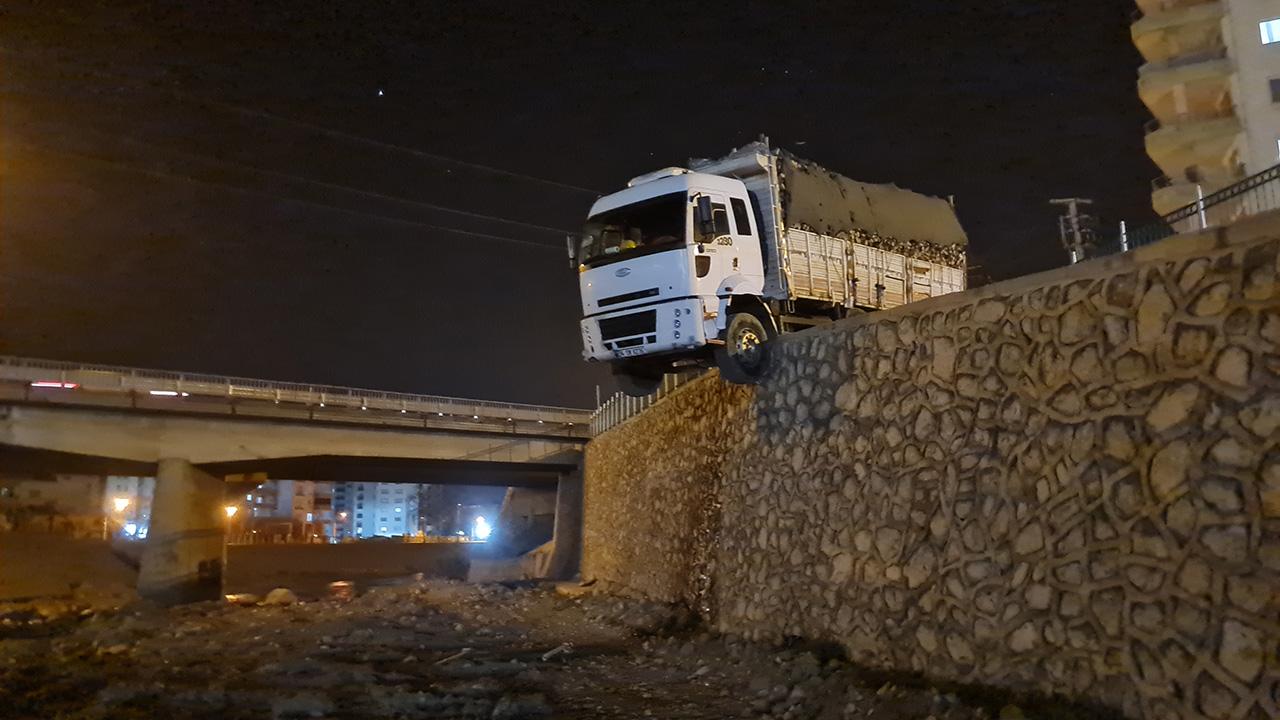 Ahşap yüklü kamyon destek duvarında asılı kaldı, sürücü bulunamadı