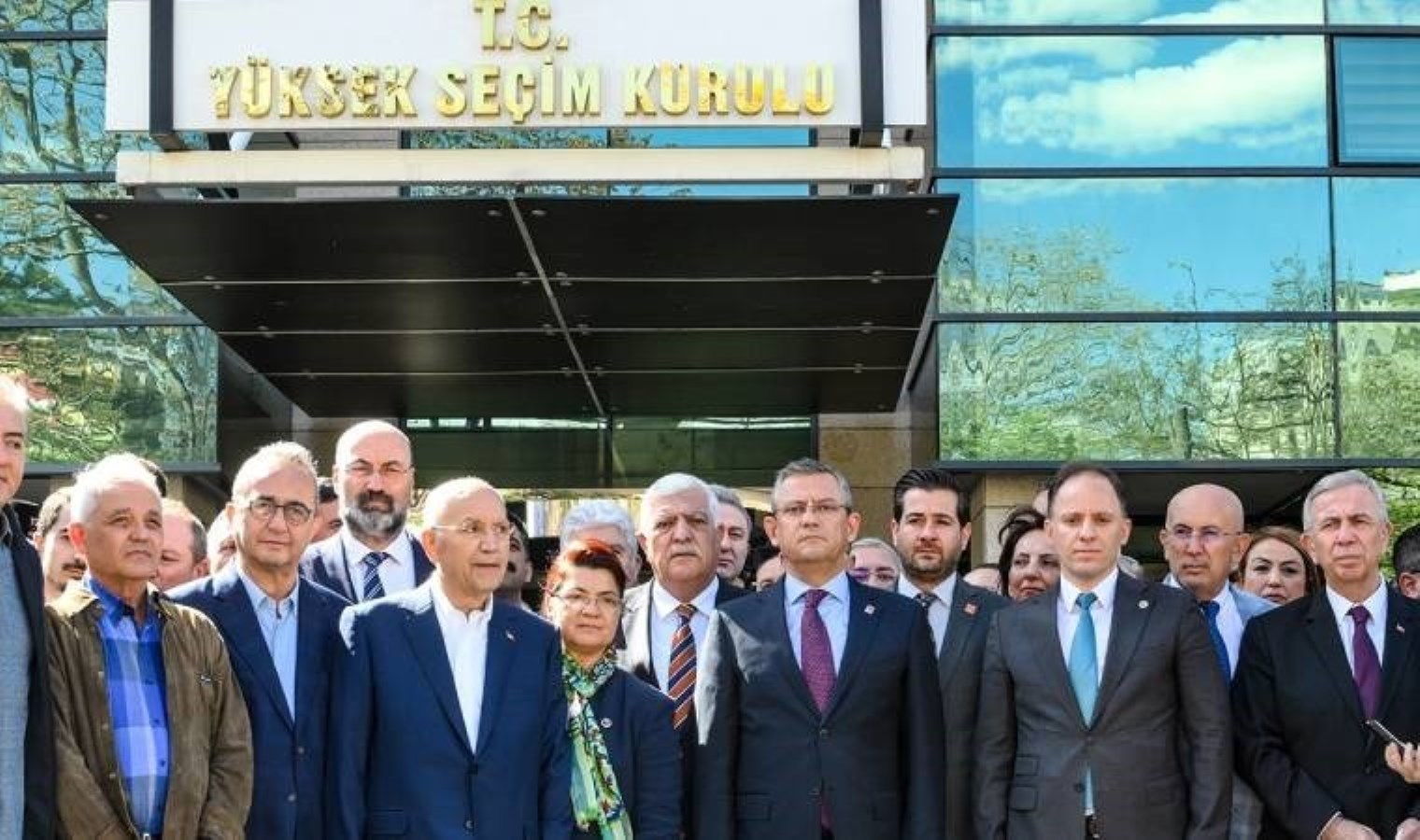 CHP Lideri Özel, Hatay'ın oldubittisine karşı ekibiyle YSK'ya gitti: "Ölüler oy kullanmaya zorlandı" - Son Dakika Siyasi Haber