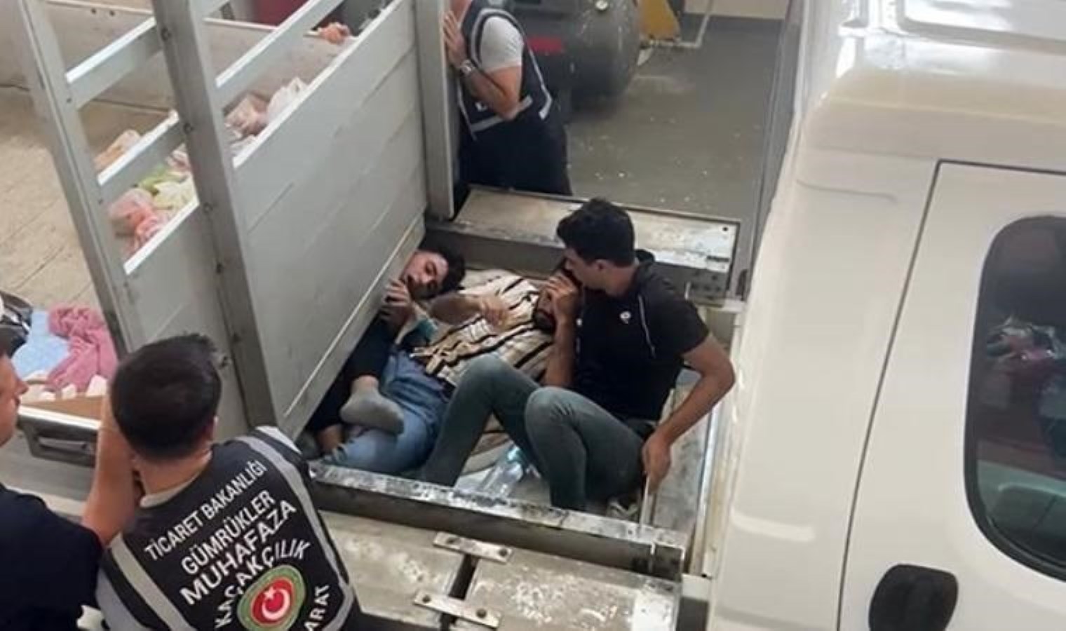 Şeytanın aklına bile gelmedi!: Kamyondaki özel bölmede mültecileri kaçırdılar - Son Dakika Türkiye Haberleri
