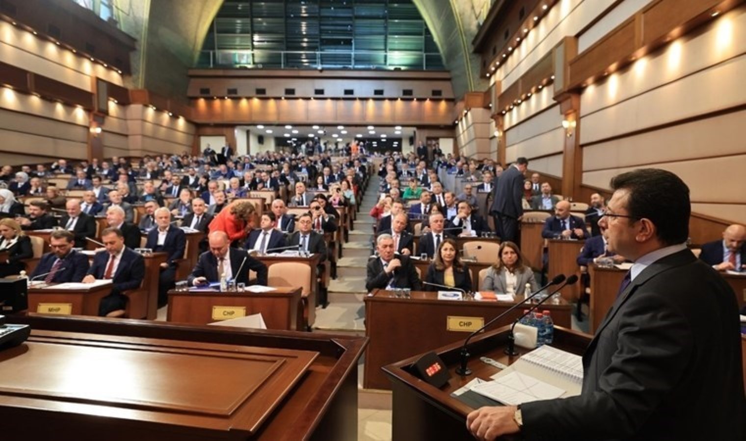 İstanbul Büyükşehir Belediyesi Meclisi'nde Gerginlik: Meclis üyeleri birbirlerine su, defter ve dosya attı - Son Dakika Yerel Yönetim Haberleri