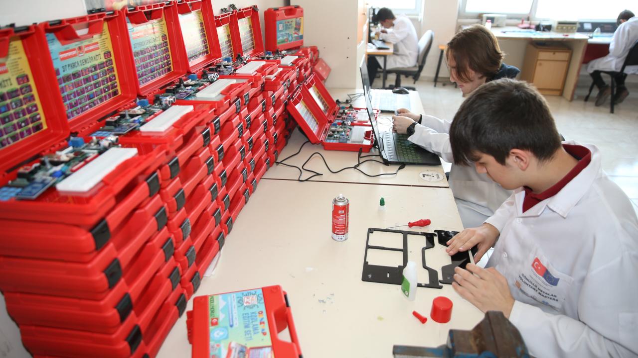 Meslek lisesi öğrencileri “kodlama eğitim setleri” üreterek okullarına gelir sağlıyor