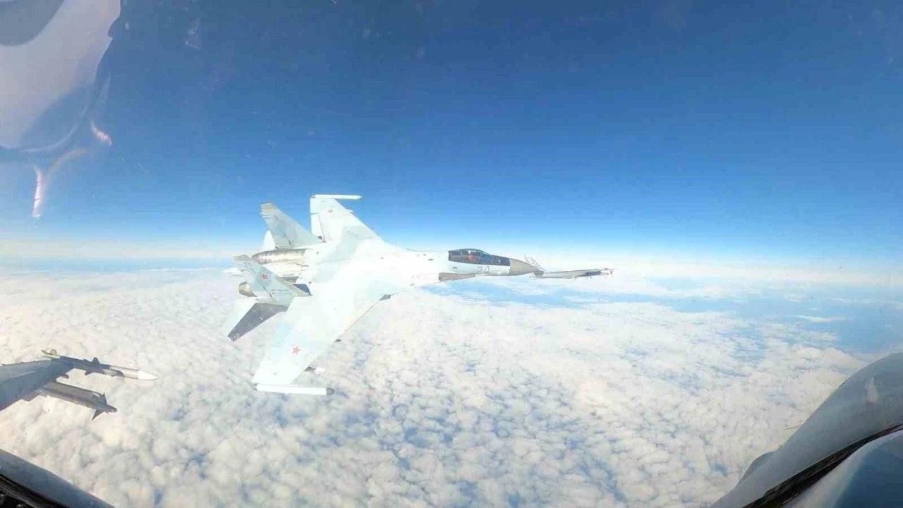 Uçuşta Rus ve ABD savaş uçakları arasında tehlikeli yakın karşılaşma