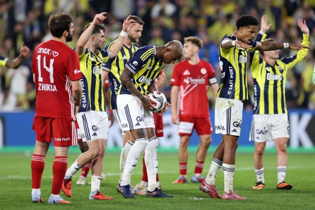 Fenerbahce ayrıca Antalyaspor'un sosyal medya düdüğünün paylaşılmasına karşı bir ceza kullandı! Brezilyalı sessiz değildi ... 2