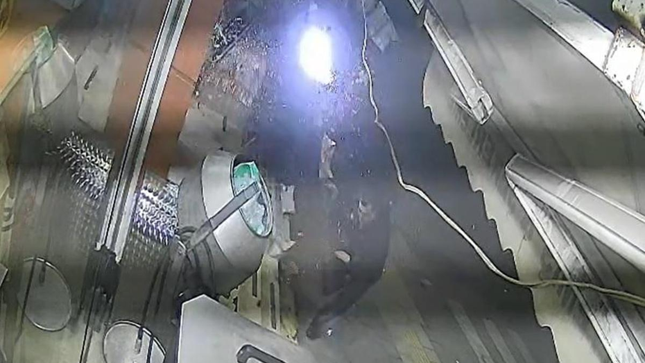 Otomobilin altında ezilmekten son anda kaçtı