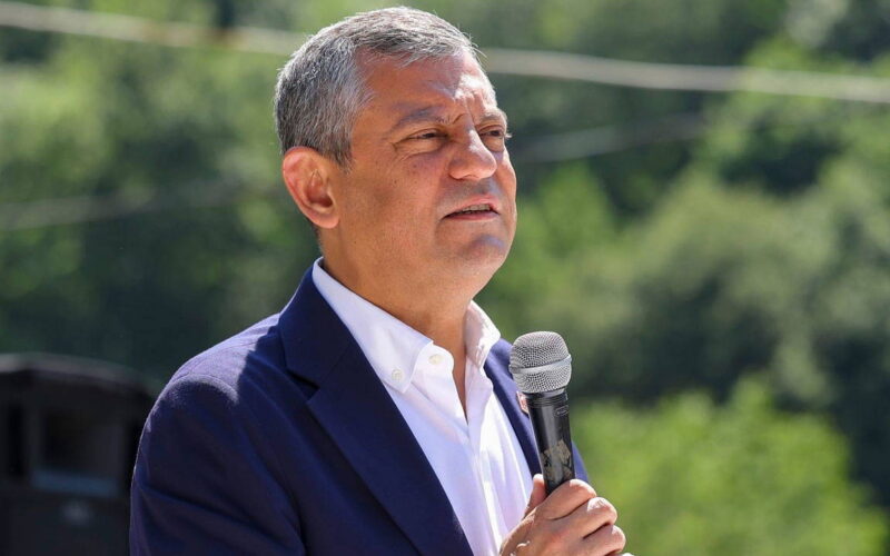 CHP'den istifa etmişti... Özgür Özel'den tarihi imza sonrası ilk paylaşım