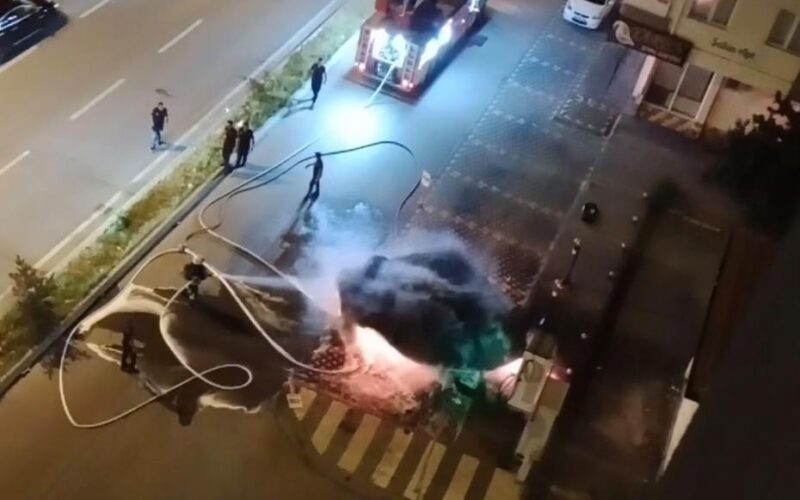 Kayseri'de Elektrikli Araç Şarj İstasyonunda Alev Aldı, Müdahale Yangın Battaniyesiyle Sağlandı