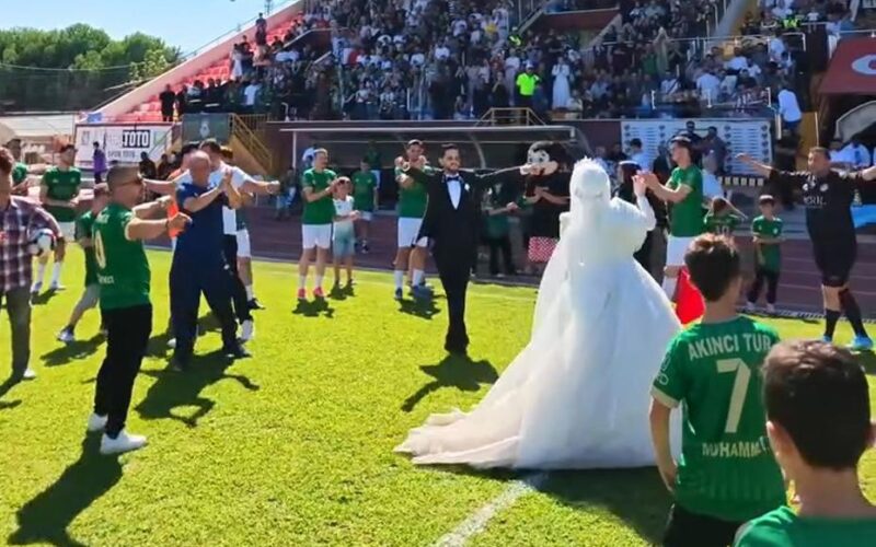 Nikah Dariyesinden Tribüne: Çiftetelliyle Kutlanan Unutulmaz Düğün Coşkusu